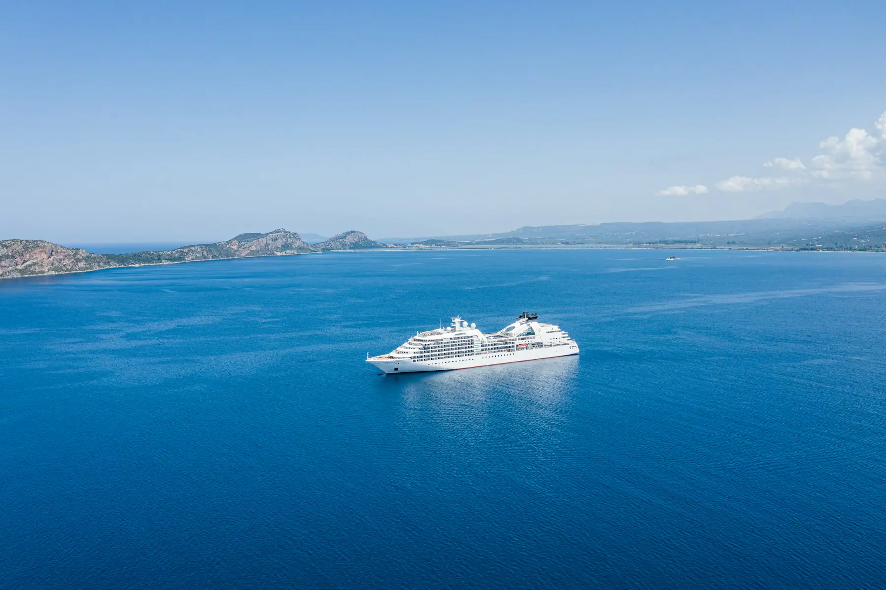 Crucero de varios puentes en aguas del Mediterráneo